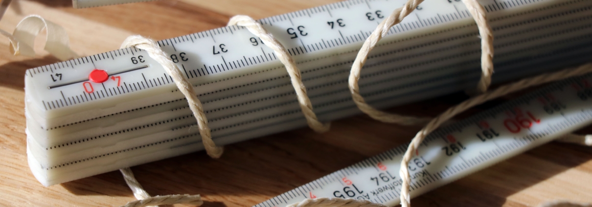 Eco folding ruler with yarn